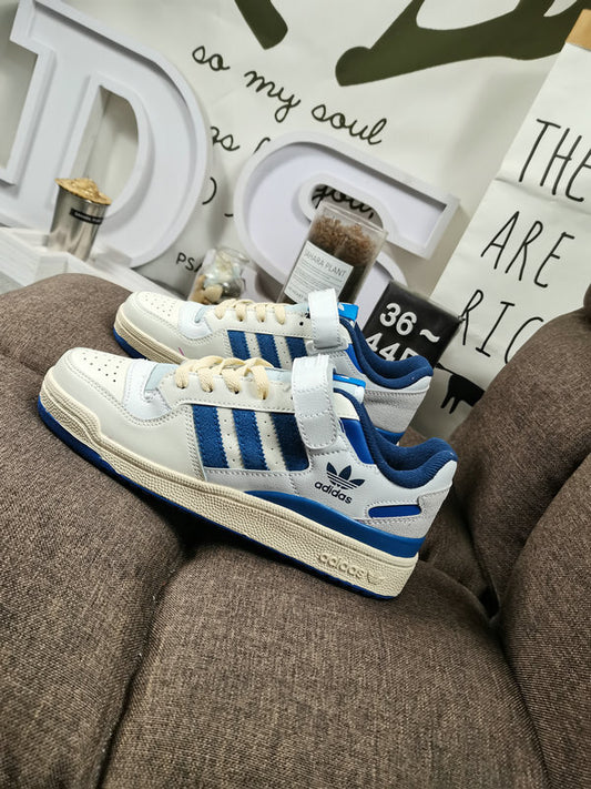 Premièrement : Les baskets Adidas Forum 84 Low OG "Bright Blue" Femme combinent performance et style de manière exceptionnelle.