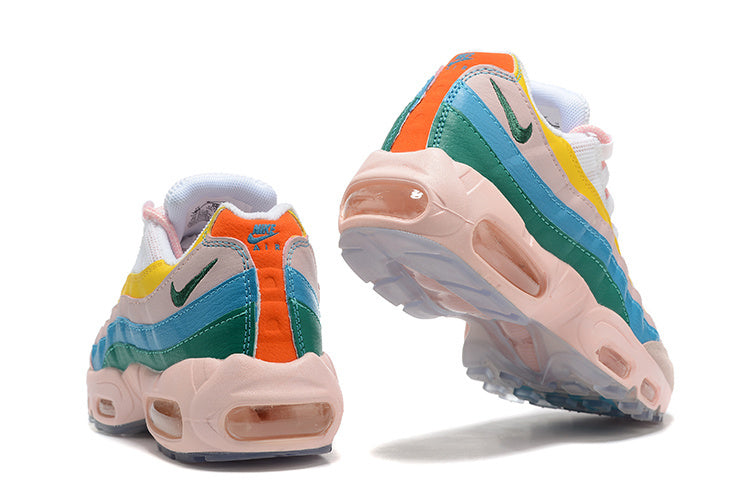 Les baskets Nike Air Max 95 Femme incarnent parfaitement l'évolution emblématique de la ligne Nike.