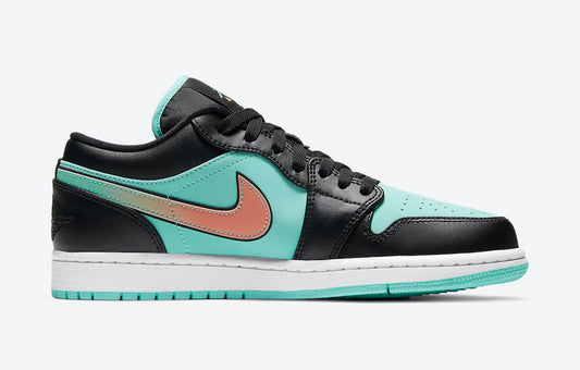 Les Air Jordan 1 Low "Tropical Twist" Femme incarnent à merveille l’héritage légendaire de Jordan tout en ajoutant une touche tropicale et colorée à la silhouette classique.