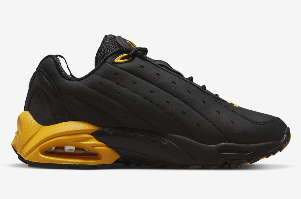 Les Nike NOCTA Hot Step Air Terra "Black University Gold" Femme, issues de la collaboration entre Nike et Drake, se distinguent par leur style audacieux et leur performance supérieure.
