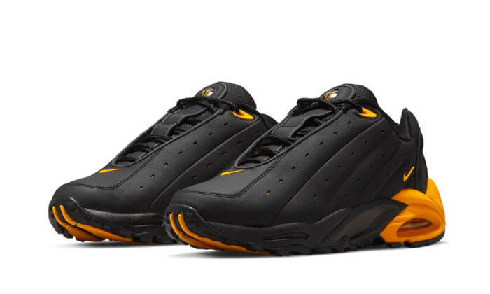 Les Nike NOCTA Hot Step Air Terra "Black University Gold" Femme, issues de la collaboration entre Nike et Drake, se distinguent par leur style audacieux et leur performance supérieure.