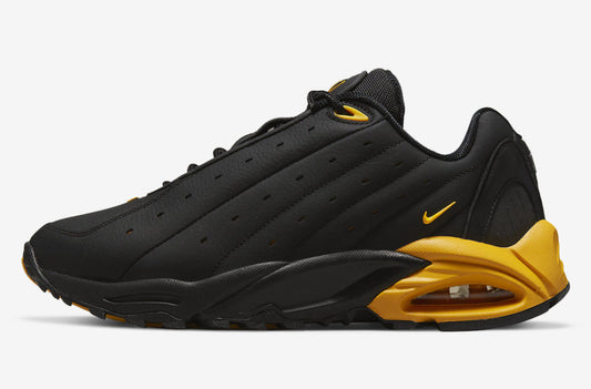 Les Nike NOCTA Hot Step Air Terra "Black University Gold" Femme, issues de la collaboration entre Nike et Drake, se distinguent par leur style audacieux et leur performance supérieure.