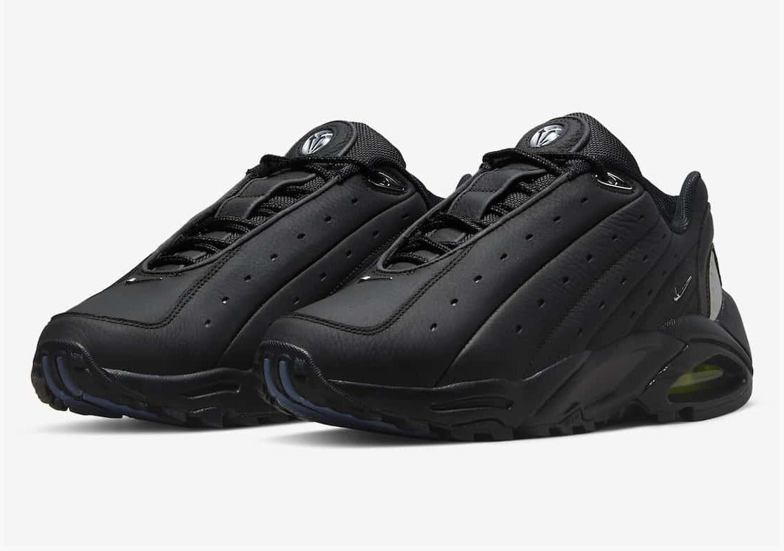 Les baskets Nike Hot Step Air Terra NOCTA "Black" Femme, issues de la collaboration avec Drake, incarnent parfaitement l'élégance minimaliste et la performance technique.