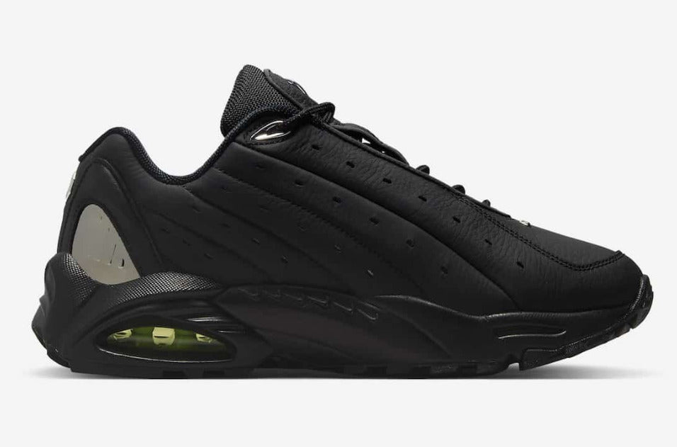 Les baskets Nike Hot Step Air Terra NOCTA "Black" Femme, issues de la collaboration avec Drake, incarnent parfaitement l'élégance minimaliste et la performance technique.