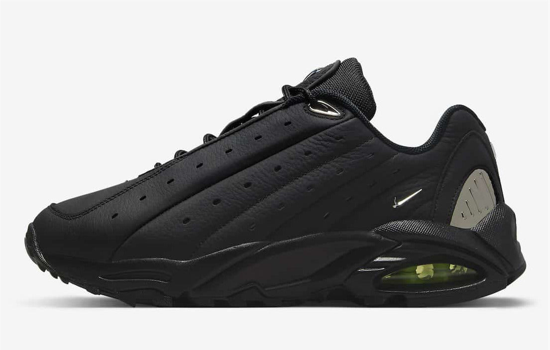 Les baskets Nike Hot Step Air Terra NOCTA "Black" Femme, issues de la collaboration avec Drake, incarnent parfaitement l'élégance minimaliste et la performance technique.