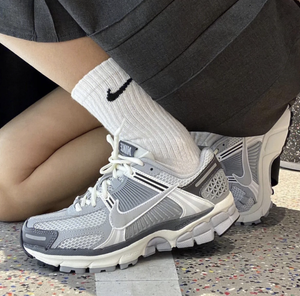 Les baskets Nike Zoom Vomero 5 Wolf Grey Femme représentent le summum de la technologie de course et du style élégant.