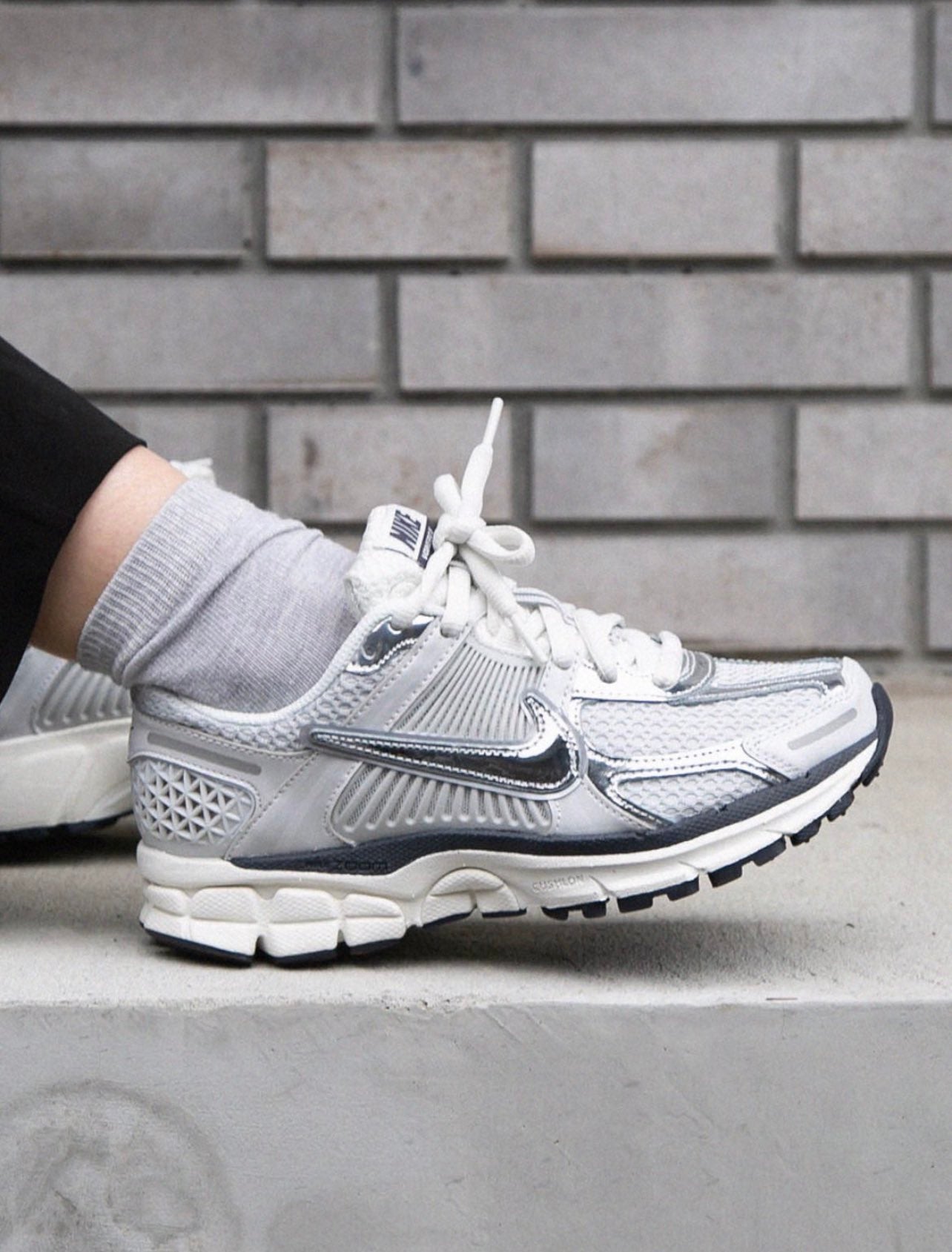 Les baskets Nike Zoom Vomero 5 Photon Dust Femme sont le parfait équilibre entre performance avancée et design élégant.