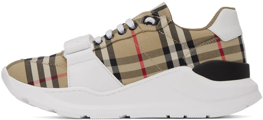les chaussures Burberry Femme sont un témoignage de l'engagement de Burberry à combiner style et sophistication.