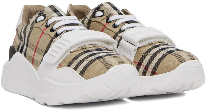 les chaussures Burberry Femme sont un témoignage de l'engagement de Burberry à combiner style et sophistication.