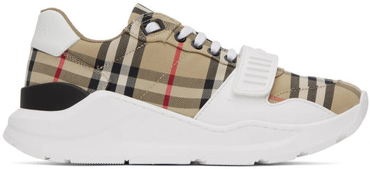 les chaussures Burberry Femme sont un témoignage de l'engagement de Burberry à combiner style et sophistication.