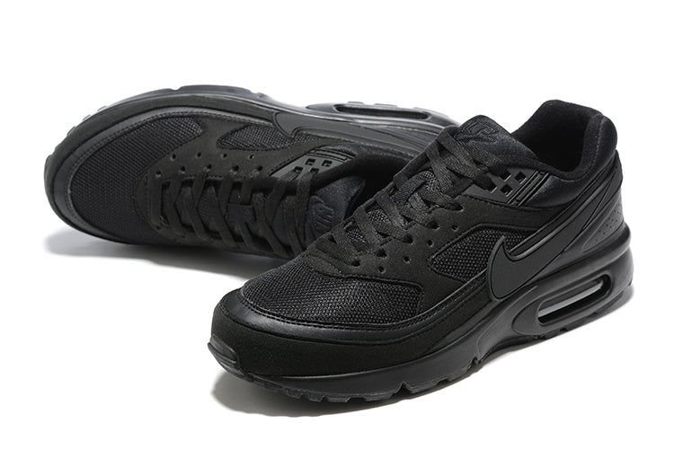 Les baskets Nike Air Max BW Femme, aussi connues sous le nom de "Big Window" en raison de leur bulle d'air plus large, incarnent un style iconique qui traverse les décennies.