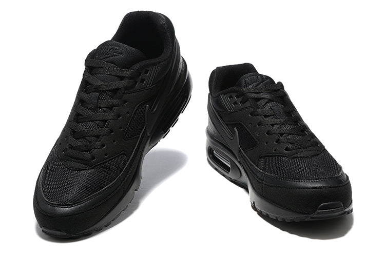Les baskets Nike Air Max BW Femme, aussi connues sous le nom de "Big Window" en raison de leur bulle d'air plus large, incarnent un style iconique qui traverse les décennies.