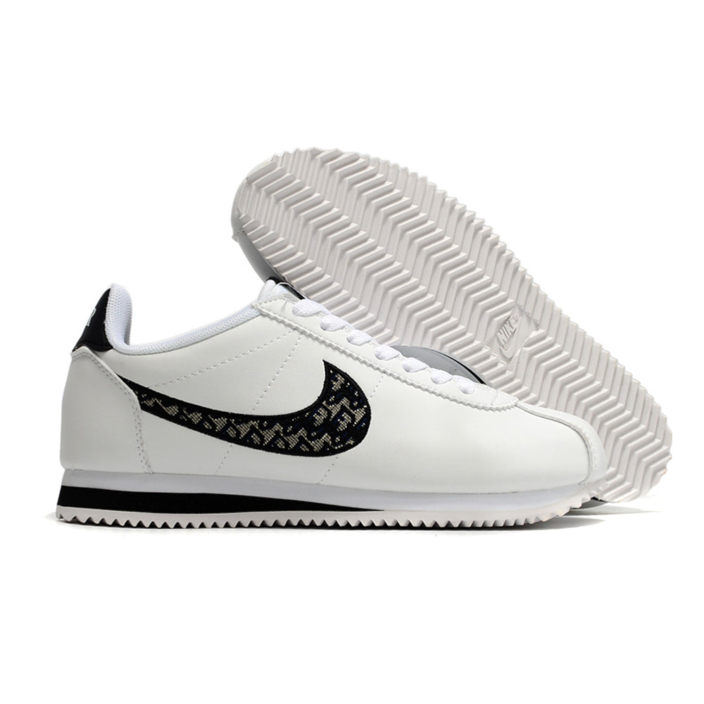 Résultats de l'évolution emblématique de la ligne Nike, les baskets Nike Cortez Femme sont un témoignage de l'engagement de Nike à combiner style et innovation.