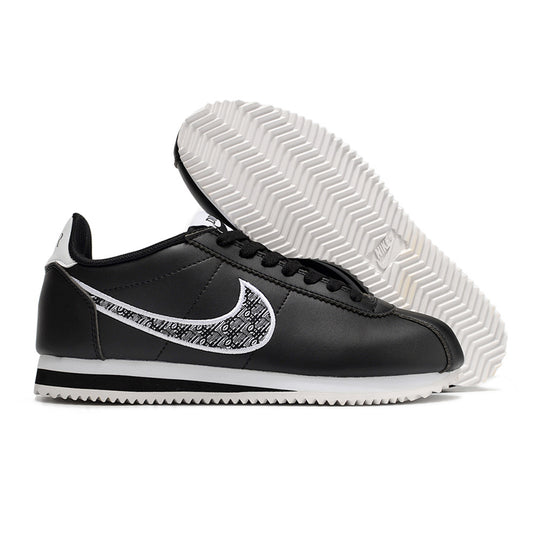 Résultats de l'évolution emblématique de la ligne Nike, les baskets Nike Cortez Femme sont un témoignage de l'engagement de Nike à combiner style et innovation.