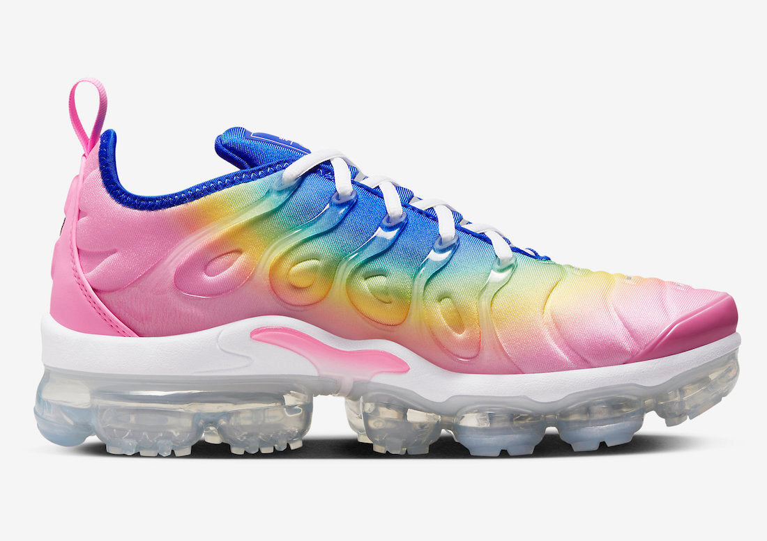 Les Nike Air Vapormax Plus TN Femme incarnent une fusion audacieuse entre l’héritage des baskets TN des années 90 et l’innovation moderne de la technologie Vapormax.