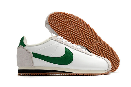 Résultats de l'évolution emblématique de la ligne Nike, les baskets Nike Cortez Femme sont un témoignage de l'engagement de Nike à combiner style et innovation.