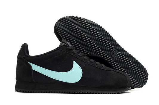 Résultats de l'évolution emblématique de la ligne Nike, les baskets Nike Cortez Femme sont un témoignage de l'engagement de Nike à combiner style et innovation.