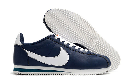 Résultats de l'évolution emblématique de la ligne Nike, les baskets Nike Cortez Femme sont un témoignage de l'engagement de Nike à combiner style et innovation.