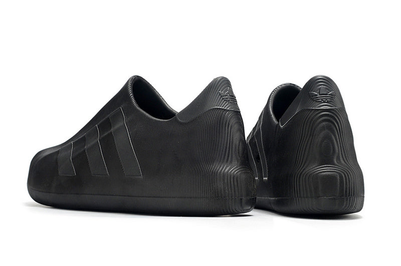 Les baskets Adidas Superstar AdiFoM Femme , emblématiques et polyvalentes, sont synonymes de style et de confort depuis leur création.