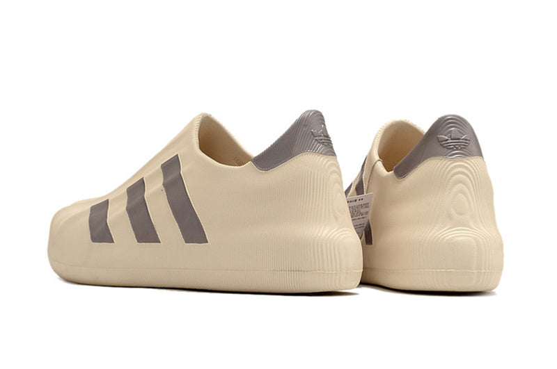 Les baskets Adidas Superstar AdiFoM Femme , emblématiques et polyvalentes, sont synonymes de style et de confort depuis leur création.