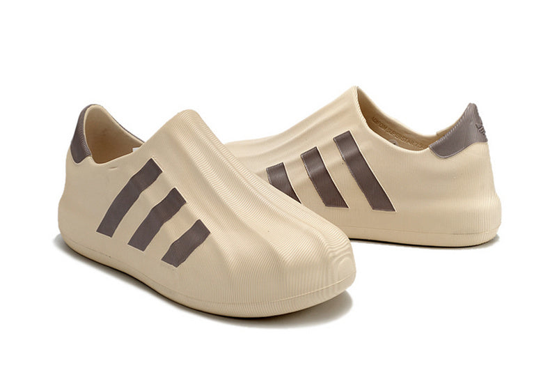 Les baskets Adidas Superstar AdiFoM Femme , emblématiques et polyvalentes, sont synonymes de style et de confort depuis leur création.