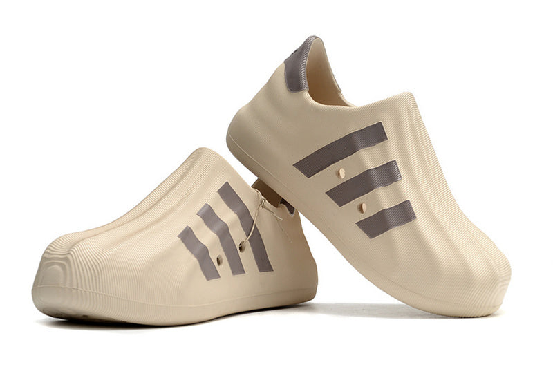 Les baskets Adidas Superstar AdiFoM Femme , emblématiques et polyvalentes, sont synonymes de style et de confort depuis leur création.