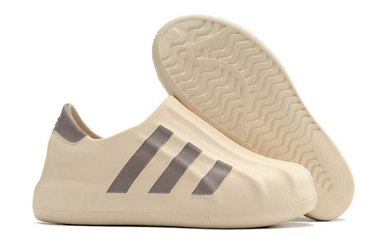 Les baskets Adidas Superstar AdiFoM Femme , emblématiques et polyvalentes, sont synonymes de style et de confort depuis leur création.
