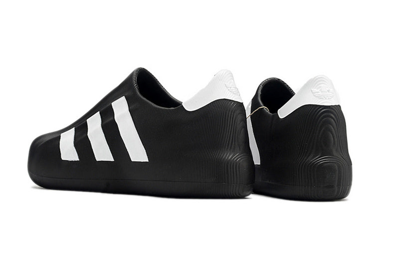 Les baskets Adidas Superstar AdiFoM Femme , emblématiques et polyvalentes, sont synonymes de style et de confort depuis leur création.