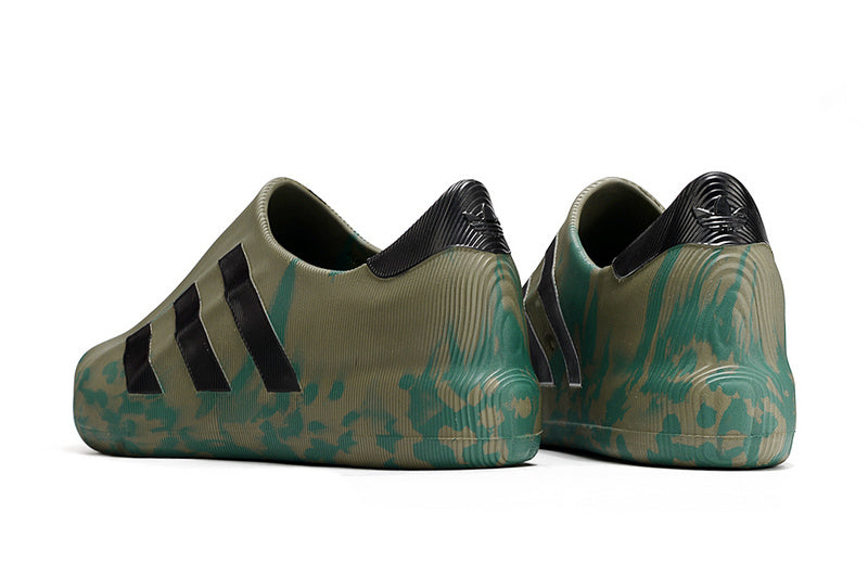 Les baskets Adidas Superstar AdiFoM Femme , emblématiques et polyvalentes, sont synonymes de style et de confort depuis leur création.