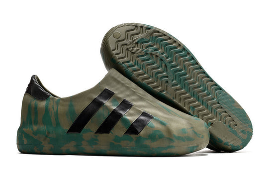 Les baskets Adidas Superstar AdiFoM Femme , emblématiques et polyvalentes, sont synonymes de style et de confort depuis leur création.