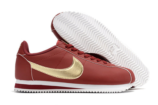 Résultats de l'évolution emblématique de la ligne Nike, les baskets Nike Cortez Femme sont un témoignage de l'engagement de Nike à combiner style et innovation.