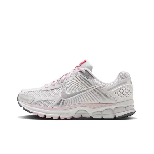 Les baskets Nike Zoom Vomero 5 520 Pack White Pink Femme allient à la perfection performance avancée et design raffiné.