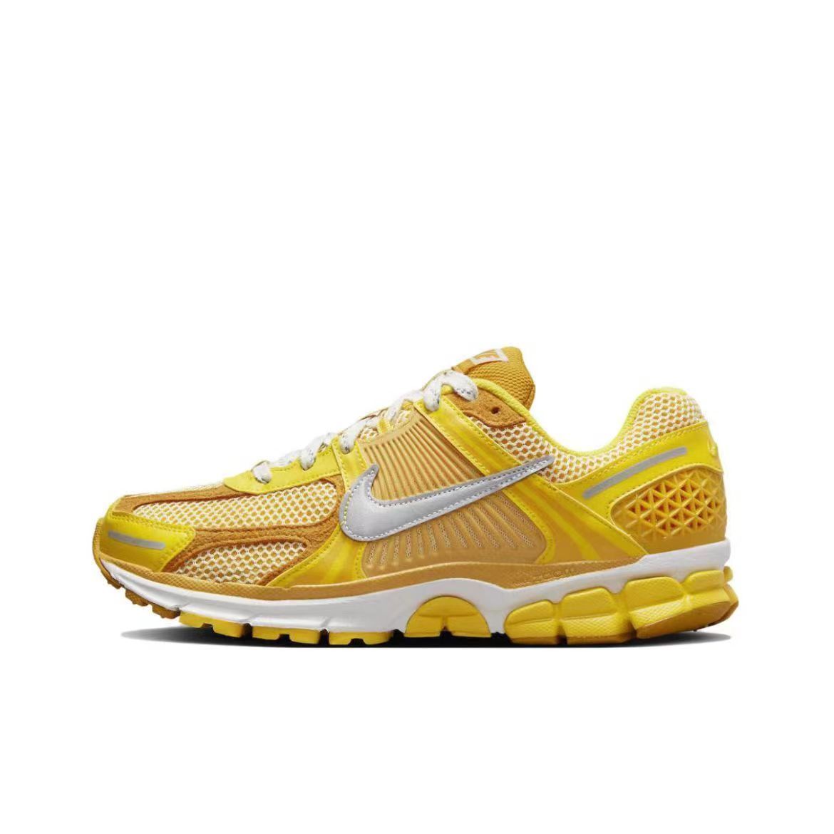 Les baskets Nike Zoom Vomero 5 Varsity Maize Femme allient élégance et performance.