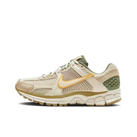 Les baskets Nike Zoom Vomero 5 Cream Femme incarnent l'élégance et la performance dans la gamme de running de Nike.