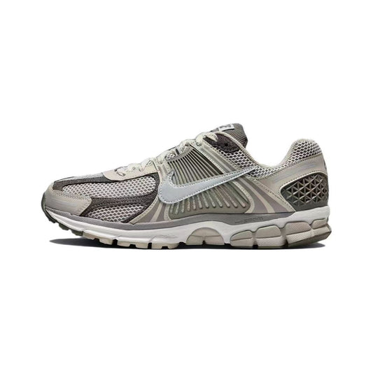Les baskets Nike Zoom Vomero 5 Iron Ore Flat Pewter Femme représentent la fusion parfaite entre la performance de pointe et le design sophistiqué.