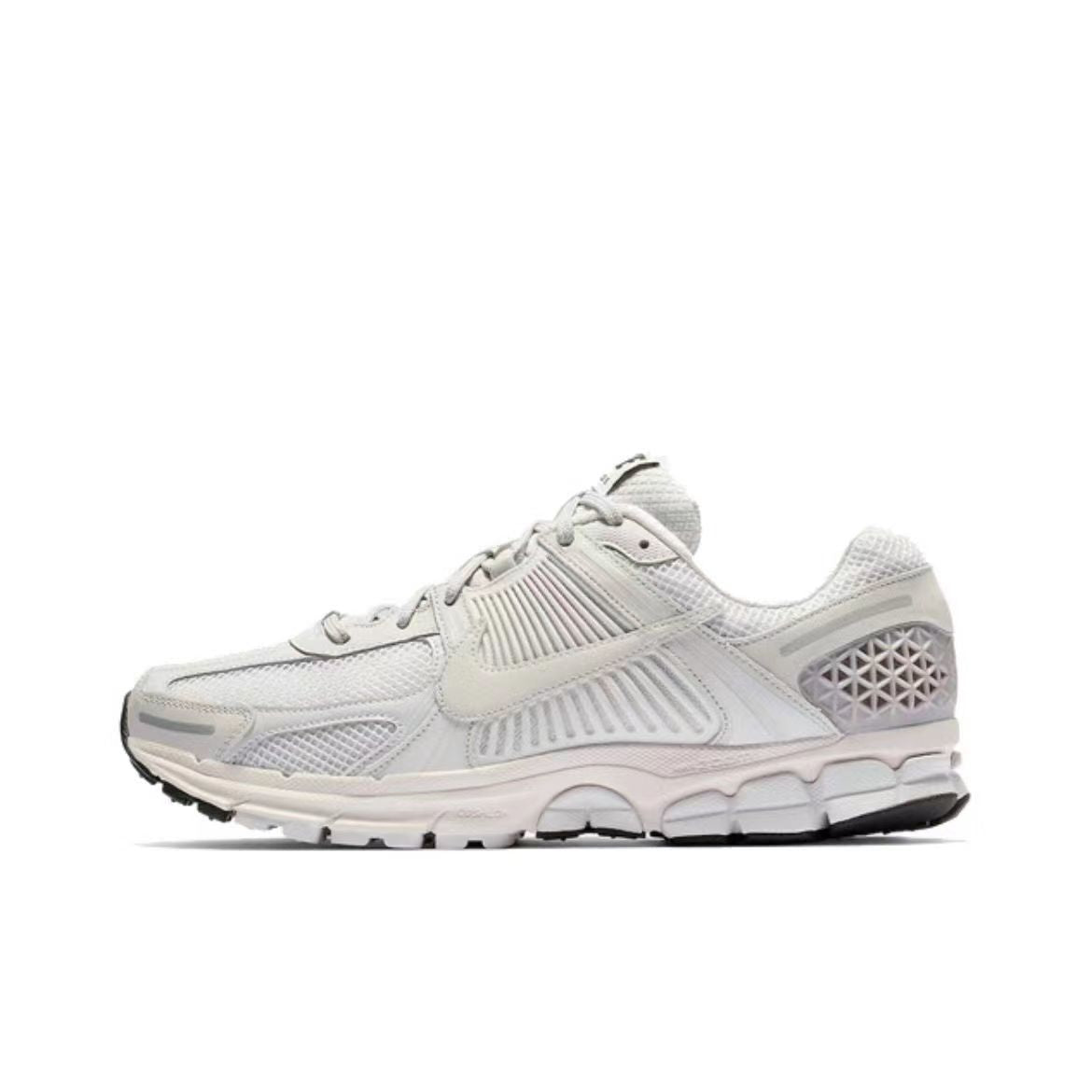 Les baskets Nike Zoom Vomero 5 SP Vast Grey Femme sont une fusion parfaite de style moderne et de technologie de pointe.