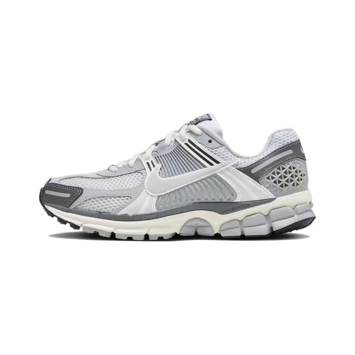 Les baskets Nike Zoom Vomero 5 Wolf Grey Femme représentent le summum de la technologie de course et du style élégant.