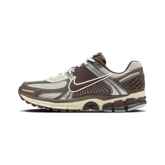 En revanche, les baskets  Nike Zoom Vomero 5 Brown Grey Blue.