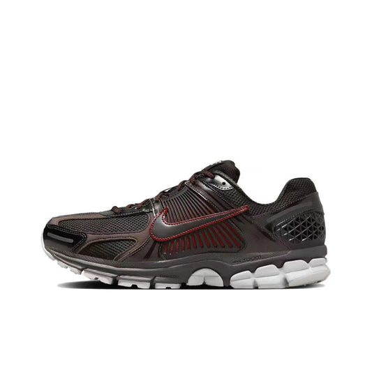 Les baskets Nike Zoom Vomero 5 Velvet Brown Femme combinent élégance et performance.