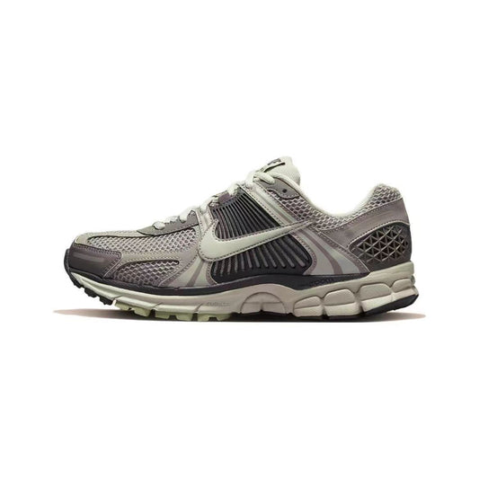 Les baskets Nike Zoom Vomero 5 Cobblestone Femme incarnent le summum de la technologie de course et du style raffiné.