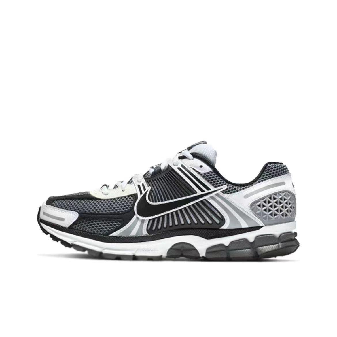 Les baskets Nike Zoom Vomero 5 Dark Grey Black White Femme sont un modèle phare de la gamme de running de Nike, combinant performance exceptionnelle et design sophistiqué.