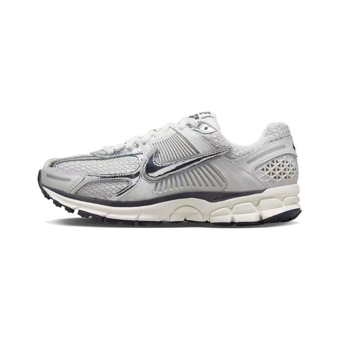Les baskets Nike Zoom Vomero 5 Photon Dust Femme sont le parfait équilibre entre performance avancée et design élégant.