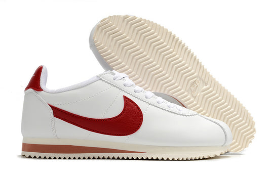 Résultats de l'évolution emblématique de la ligne Nike, les baskets Nike Cortez Femme sont un témoignage de l'engagement de Nike à combiner style et innovation.