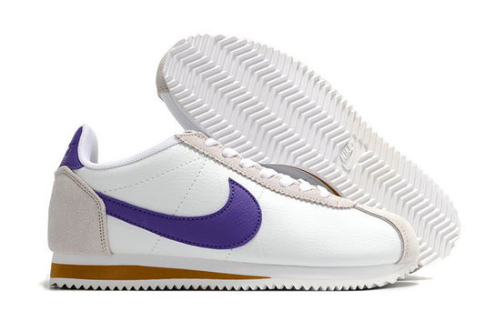 Résultats de l'évolution emblématique de la ligne Nike, les baskets Nike Cortez Femme sont un témoignage de l'engagement de Nike à combiner style et innovation.