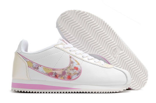 Résultats de l'évolution emblématique de la ligne Nike, les baskets Nike Cortez Femme sont un témoignage de l'engagement de Nike à combiner style et innovation.