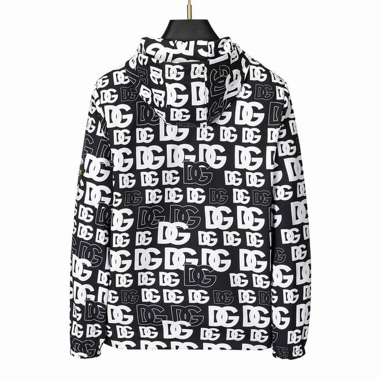 Profitez du mélange parfait de style et de fonctionnalité avec les vestes Dolce Gabbana, conçus pour ceux qui recherchent l'excellence en termes de confort et de performance.