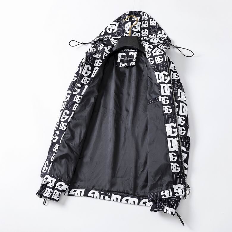 Profitez du mélange parfait de style et de fonctionnalité avec les vestes Dolce Gabbana, conçus pour ceux qui recherchent l'excellence en termes de confort et de performance.