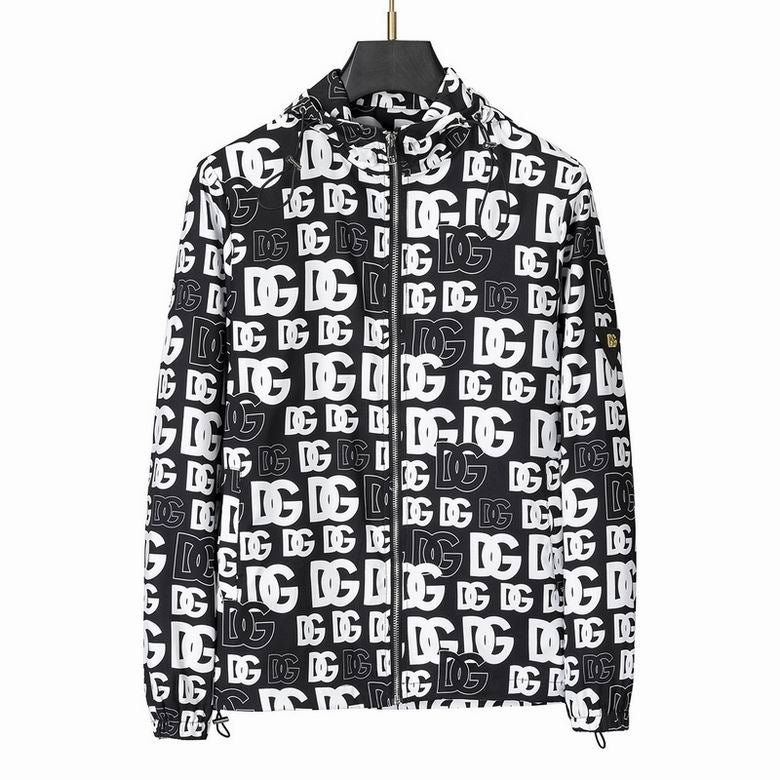Profitez du mélange parfait de style et de fonctionnalité avec les vestes Dolce Gabbana, conçus pour ceux qui recherchent l'excellence en termes de confort et de performance.