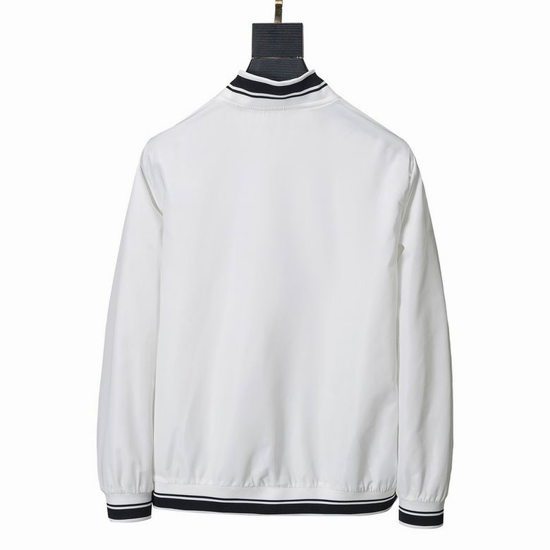 Profitez du mélange parfait de style et de fonctionnalité avec les vestes Dolce Gabbana, conçus pour ceux qui recherchent l'excellence en termes de confort et de performance.