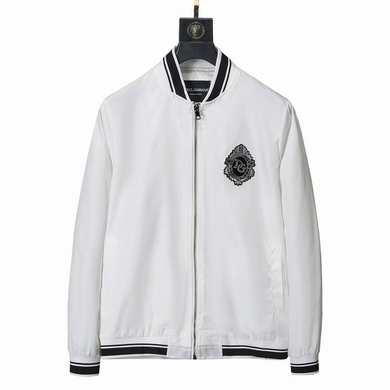 Profitez du mélange parfait de style et de fonctionnalité avec les vestes Dolce Gabbana, conçus pour ceux qui recherchent l'excellence en termes de confort et de performance.